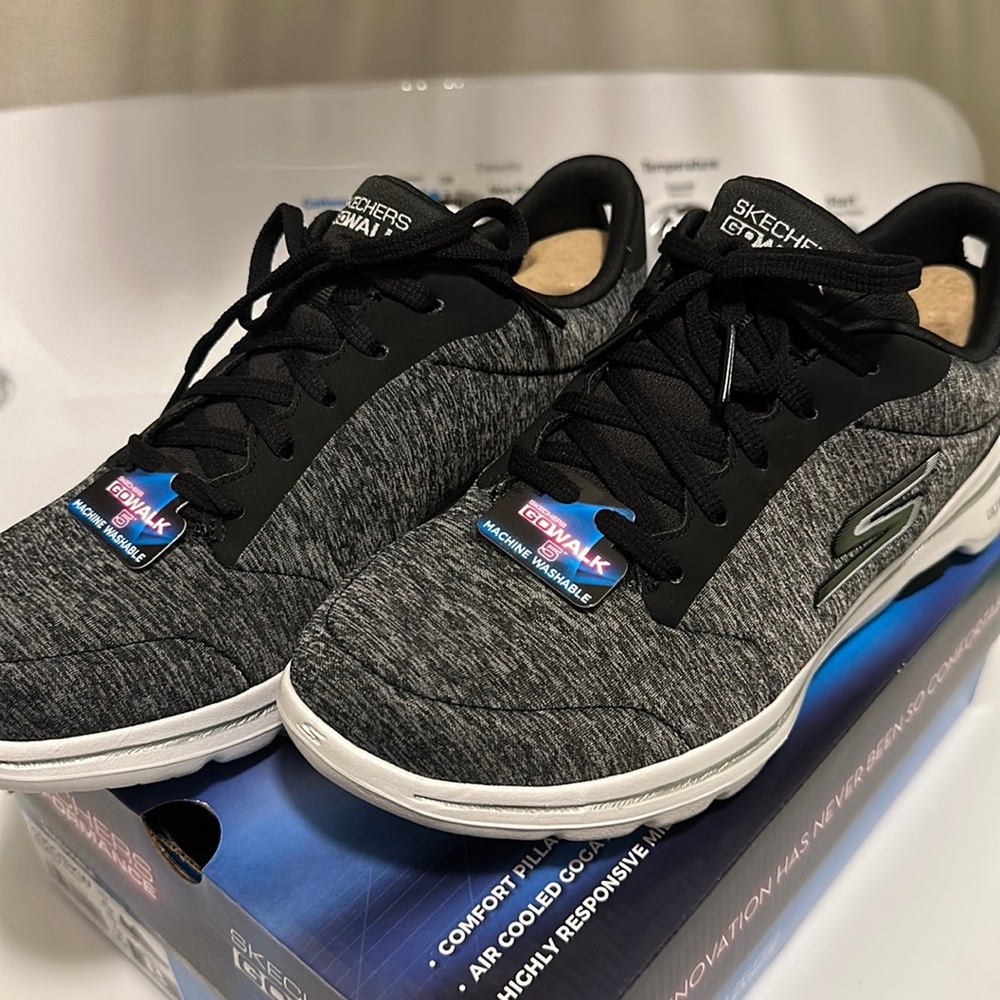NEW IN BOX Sketchers go walk 5!